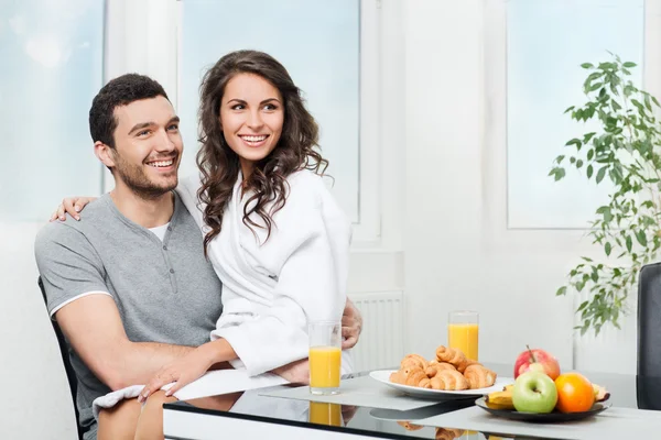 Belo casal tomando café da manhã — Fotografia de Stock