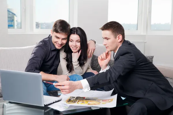 Couple envisage la conception de l'appartement futur — Photo