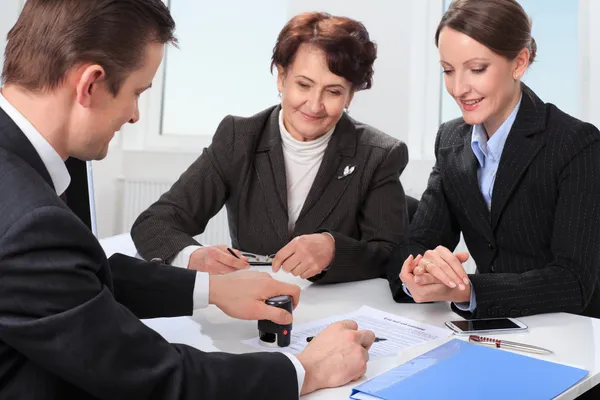 Agent met senior vrouw en haar dochter — Stockfoto