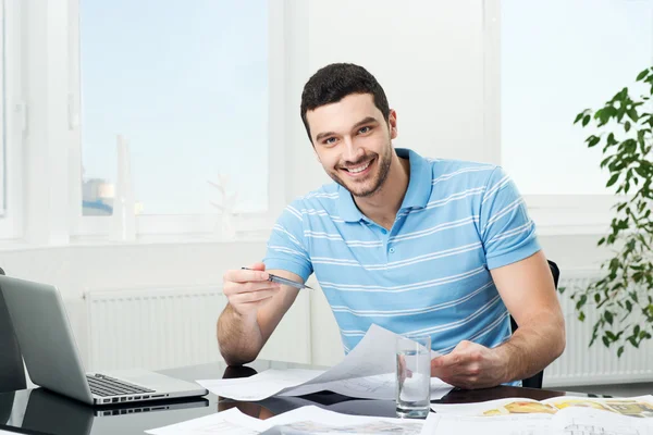 Guapo joven diseñador de interiores en el lugar de trabajo —  Fotos de Stock