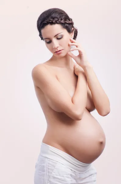 Vacker ung gravid kvinna — Stockfoto