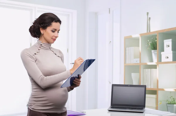 Gravid affärskvinna på kontoret — Stockfoto