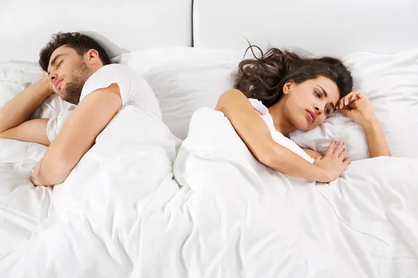 Boos paar naast elkaar in bed liggen — Stockfoto