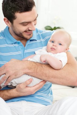 mutlu baba ile bebek oturma