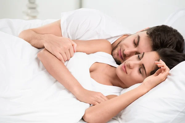 Pareja adulta joven durmiendo en el dormitorio —  Fotos de Stock