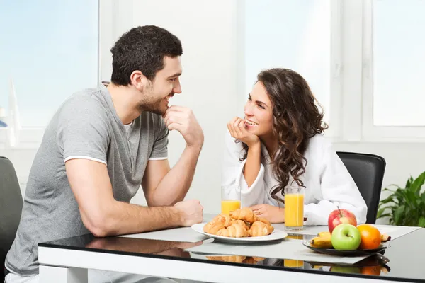 Hermosa pareja desayunando —  Fotos de Stock