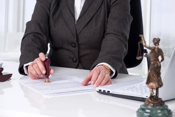 Signing contract — Stock Photo, Image