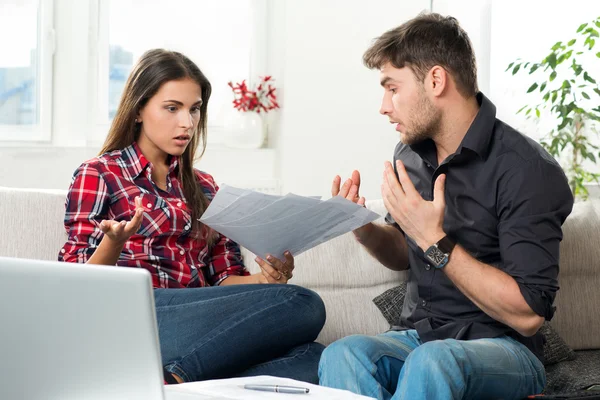 Quarreled couple with unpaid bills — Stock Photo, Image