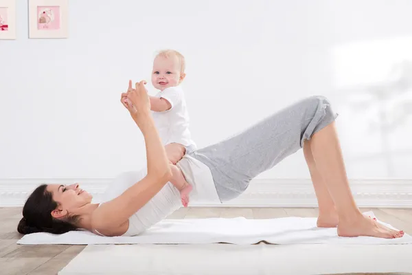 Mother and baby gymnastics — Stock Photo, Image
