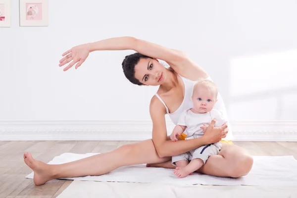 Gezonde moeder en baby maken gymnastiek — Stockfoto