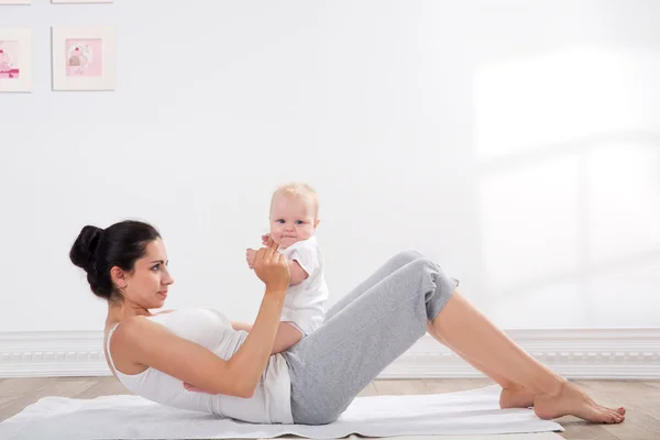 Mother and baby gymnastics — Stock Photo, Image