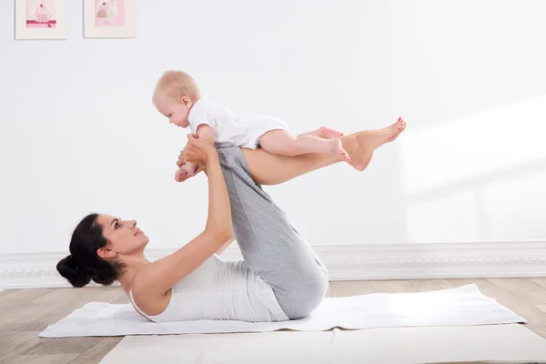 Mamma och baby gymnastik — Stockfoto