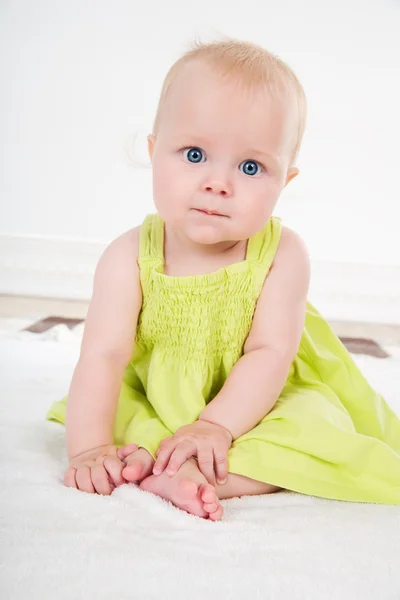 Bebé niña en vestido verde — Foto de Stock