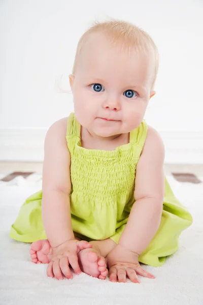 Bebé niña en vestido verde — Foto de Stock