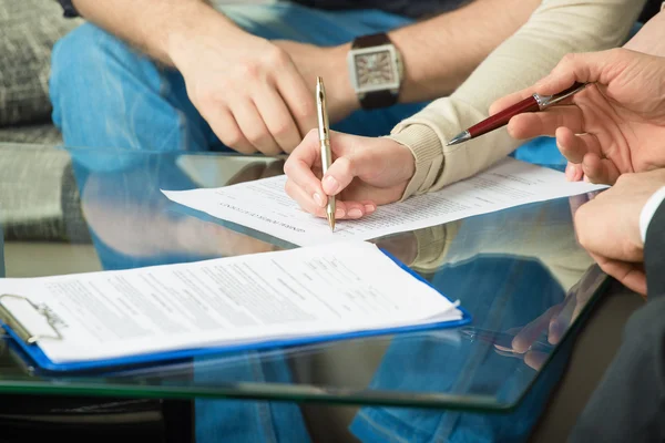 Zwei unterzeichnen ein Dokument — Stockfoto