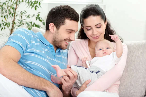 Gelukkig jonge gezin met baby — Stockfoto