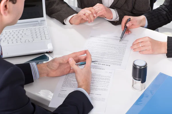 Handen van drie personen, ondertekenen van documenten — Stockfoto