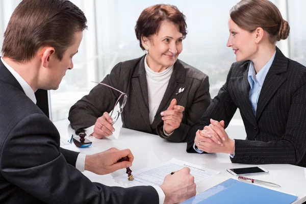 Agent with senior woman and her daughter — Stock Photo, Image