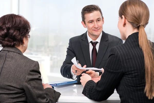 Agent met senior vrouw en haar dochter — Stockfoto