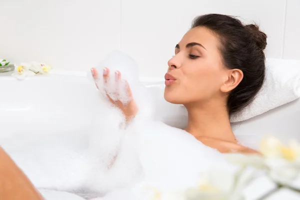 Bela jovem mulher toma banho de espuma — Fotografia de Stock