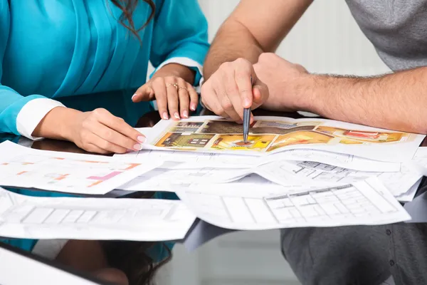 Couple is considering future apartment design — Stock Photo, Image