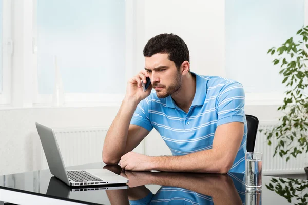 Wütende Geschäftsfrau telefoniert — Stockfoto