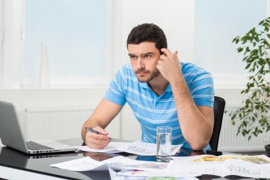 yakışıklı genç iç mimar işyerinde
