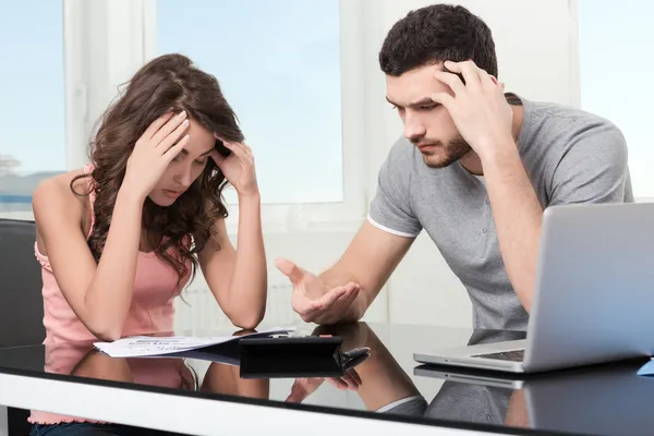 Hombre molesto después de mirar la declaración de la tarjeta . — Foto de Stock