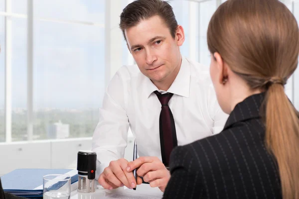 Mujer joven con un asesor financiero — Foto de Stock