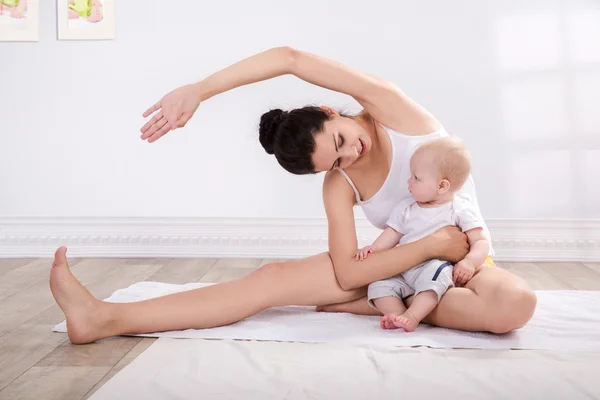 Madre sana y bebé haciendo gimnasia —  Fotos de Stock