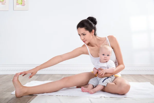 Matka a dítě gymnastika — Stock fotografie