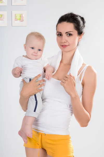 Mãe após exercícios de fitness com seu bebê — Fotografia de Stock