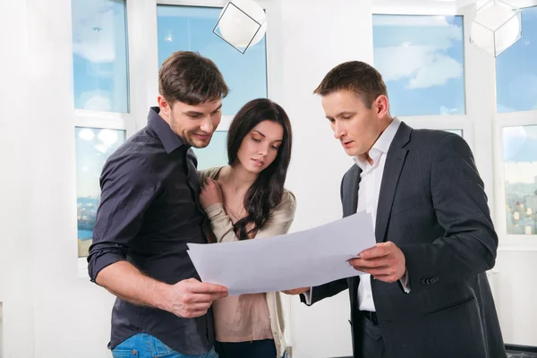 Couple envisage la conception de l'appartement futur — Photo