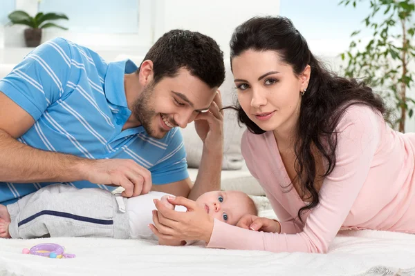 Familia joven feliz con bebé — Foto de Stock