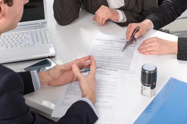 Manos de tres personas, firmando documentos — Foto de Stock