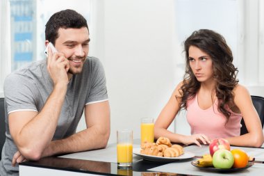 Kahvaltı, telefonda konuşurken adam kaç