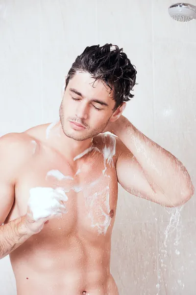 Yakışıklı bir adam duş — Stok fotoğraf