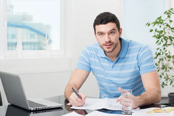 Bonito jovem designer de interiores no local de trabalho — Fotografia de Stock