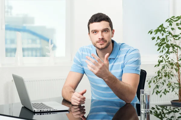 Geschäftsfrau sitzt mit Laptop am Tisch — Stockfoto