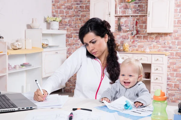 Mutter und Baby im Home Office lizenzfreie Stockfotos