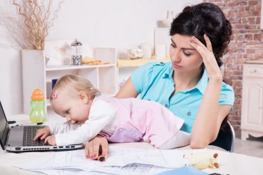 iş kadını dizüstü bilgisayar ve onun kız bebek