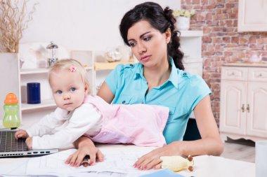 iş kadını dizüstü bilgisayar ve onun kız bebek