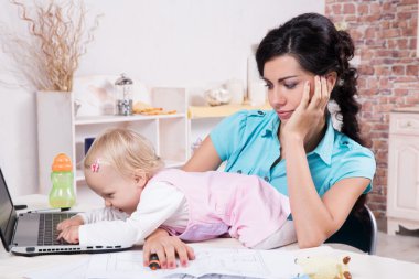 iş kadını dizüstü bilgisayar ve onun kız bebek