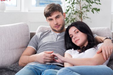 Genç çift kanepede oturuyor musun