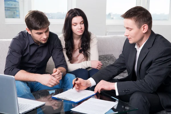 Agent advises the couple, signing documents — Stock Photo, Image