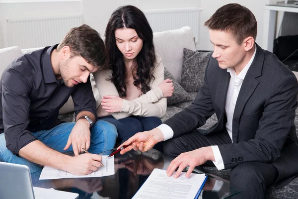 Agent adviseert het paar, ondertekenen van documenten — Stockfoto