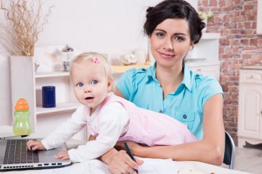 iş kadını dizüstü bilgisayar ve onun kız bebek
