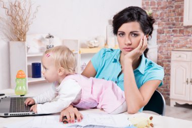 iş kadını dizüstü bilgisayar ve onun kız bebek