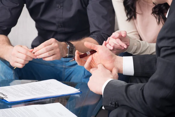 Mensen ondertekening van een document — Stockfoto