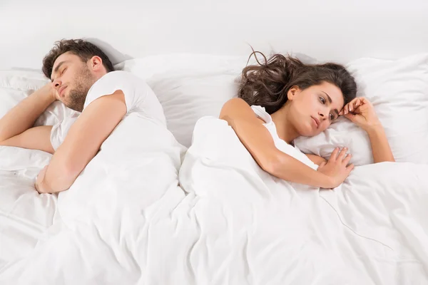 Boos paar naast elkaar in bed liggen — Stockfoto